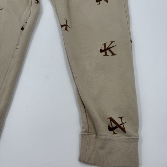 Nike Sports Club Fleece Joggers Mens Medium Logo‎ Print Tan Brown DV9611-206 - Picture 12 of 12
